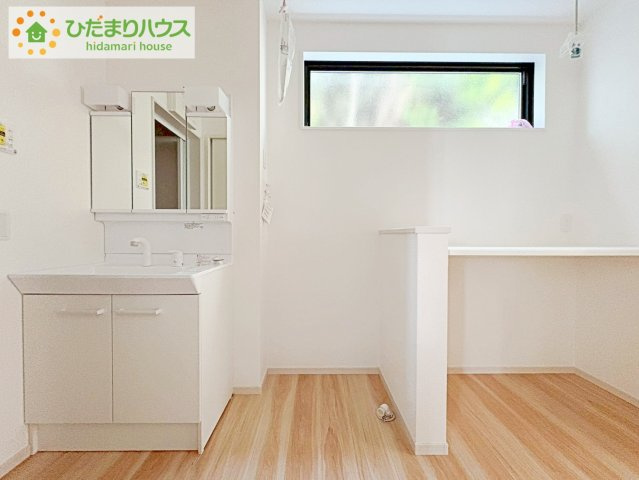 ひたちなか市東大島1期　新築戸建の独立洗面台|ゆったりとした洗面所で、忙しい朝の支度もストレスなくできますね♪