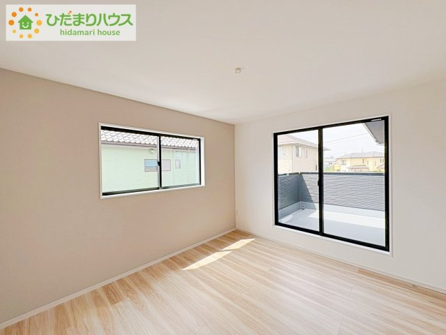 ひたちなか市東大島1期　新築戸建の洋室|バルコニーに面していて、たっぷり光りの入る明るい主寝室です！