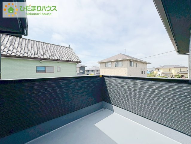 ひたちなか市東大島1期　新築戸建のバルコニー|広々としたバルコニーは、大量の洗濯物を干しても余裕！お布団だって、家族全員分をいっきに干せますね(^O^)