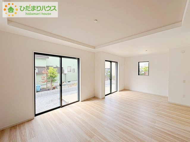 ひたちなか市東大島1期　新築戸建の居間・リビング|リビング大きな窓からは、暖かな日の光が降り注ぎます・・・