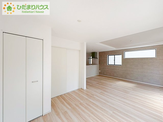 ひたちなか市東大島1期　新築戸建の居間・リビング|お子様が元気に遊べる広々としたリビングです。