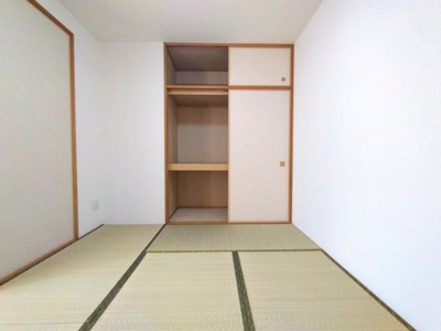 【和室】 | ローレルコートエスタ鹿山 | フローリングの床に比べて柔らかく転んでも痛くなりにくいのでお子様の遊び場としてご利用いただけるだけでなく、遊び時間からお昼寝時間への動線がスムーズになります♪