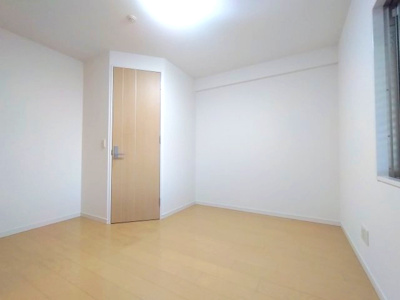【洋室】 | ローレルコートエスタ鹿山 | コンパクトなお部屋ですがバルコニーに面しており採光面も◎