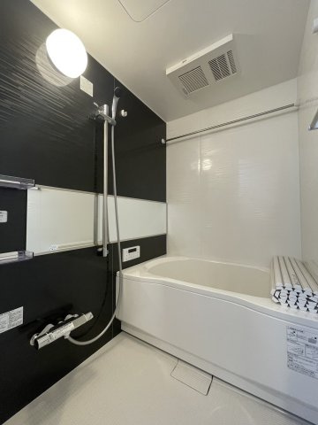 サニーコーポ守口の浴室|【同社施工例】※類似同仕様です。開口部のデザインや位置等のデザインが異なります。
