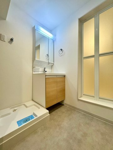 サニーコーポ守口の独立洗面台|【同社施工例】※類似同仕様です。開口部のデザインや位置等のデザインが異なります。
