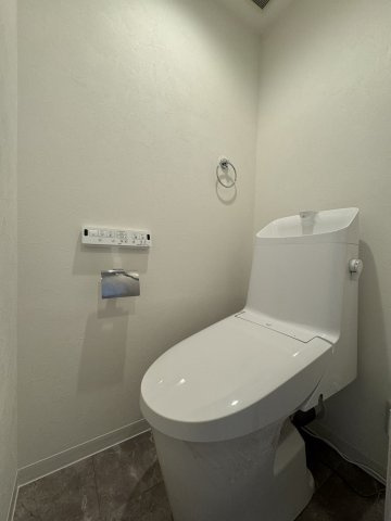 サニーコーポ守口のトイレ|【同社施工例】※類似同仕様です。開口部のデザインや位置等のデザインが異なります。
