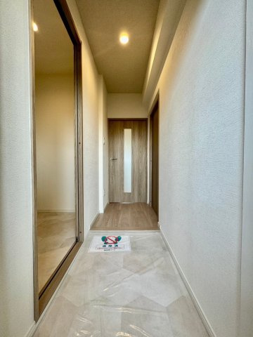 サニーコーポ守口の玄関|【同社施工例】※類似同仕様です。開口部のデザインや位置等のデザインが異なります。
