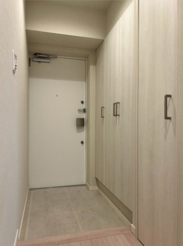 グローリオ高円寺604の玄関