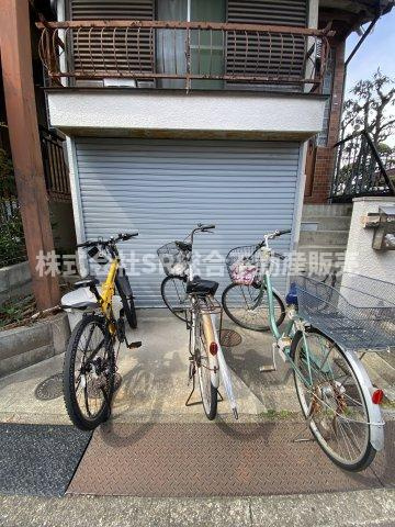 横小路町4丁目中古戸建の駐車場|お車をお持ちの方には必要な駐車場はシャッタ付き車庫（車種による）です！雨風からお車を守れます！