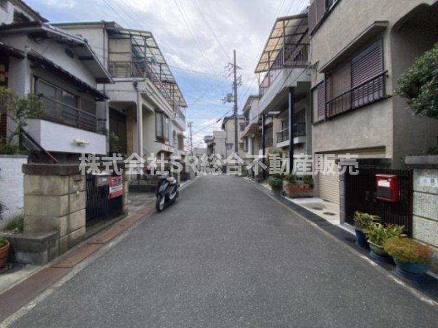 横小路町4丁目中古戸建の前面道路含む現地写真|リフォームや住宅ローン・東大阪市の不動産の事なら弊社にお任せ下さいませ！
各地域の特徴・グルメ・裏道やその他、細かい情報等も熟知した
東大阪市出身のスタッフが新生活を送るお客様をサポート致します！