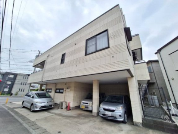 クレール四季美の駐車場
