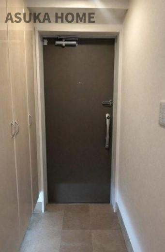 Ｄ′クラディア瀬谷の玄関|モノトーンの落ち着いた雰囲気の玄関です♪玄関横のシューズボックスも嬉しい設備です♪