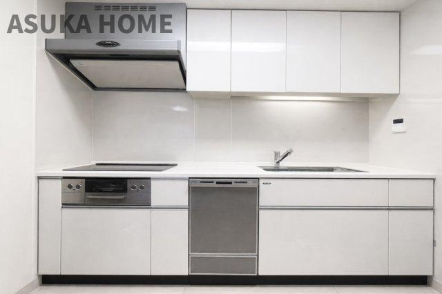 Ｄ′クラディア瀬谷のキッチン|白を基調とした一体感のあるシステムキッチンが魅力的なキッチンスペースとなっております