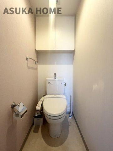 Ｄ′クラディア瀬谷のトイレ|温水洗浄便座のトイレ設備です！トイレ上部にはあると便利な吊戸棚やタオル掛けを設置！