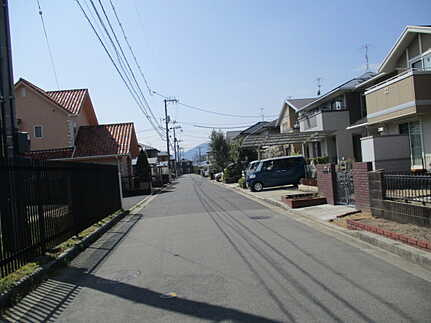 廿日市市桜尾２丁目　中古一戸建ての前面道路含む現地写真
