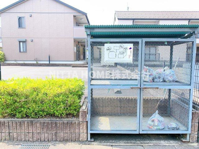 ボヌールメゾンのエントランス|敷地内にゴミ捨て場があります＊