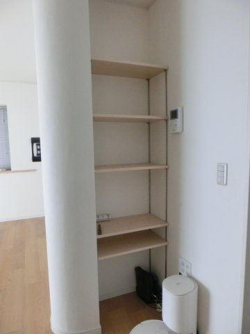 川越市的場　2LDK+カースペース付き　中古戸建の居間・リビング|棚収納