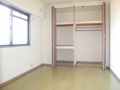 グランシャリオ南大橋の居間・リビング|☆広々収納が豊富。リラックス効果で温かみと柔らかさを兼ね備えたフローリングです♪