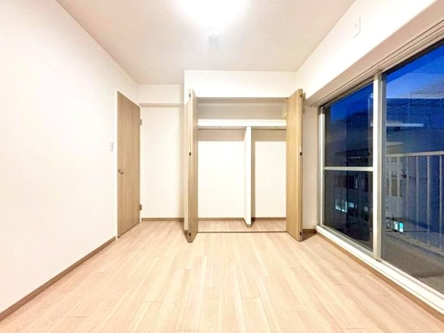 パレス大開通の洋室|大きな窓からたっぷりの日差しが降り注ぐ明るい室内です。
標準装備の機能的なクローゼットは、大切なお洋服をきれいな状態で収納できます！
