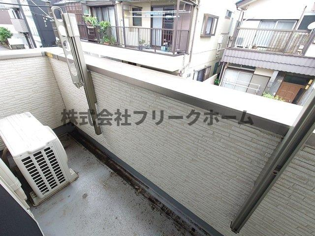 小金井市本町５丁目のアパートのバルコニー