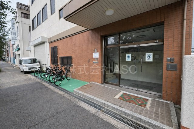 境川２丁目Ｍビルのエントランス