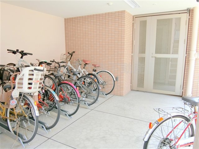 スカイコートパレス蒲田のその他共用部分|屋根付きラック式の駐輪場