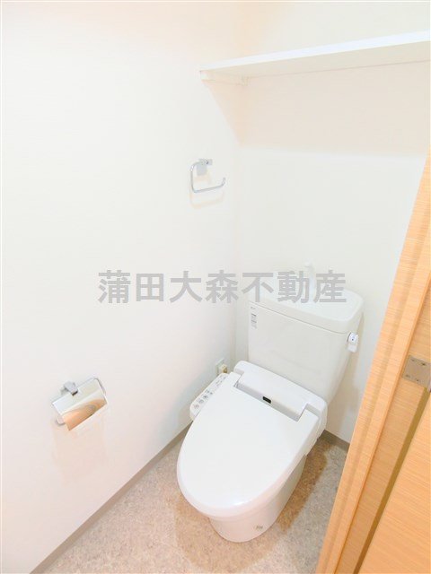 スカイコートパレス蒲田のトイレ|棚と温水暖房便座付きのトイレ