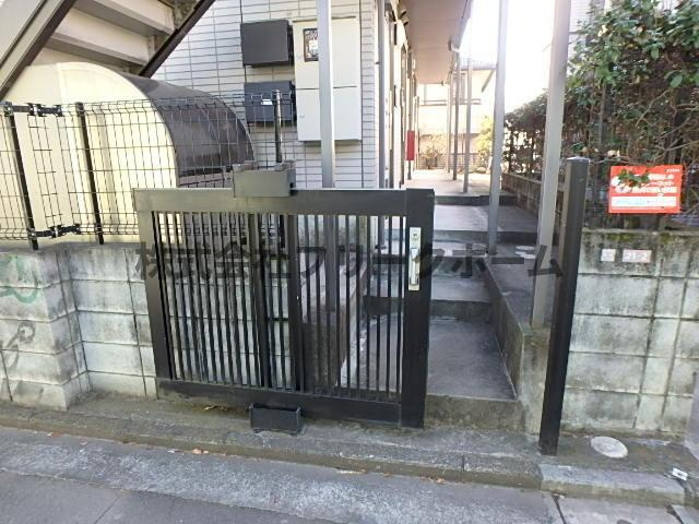 武蔵野市吉祥寺南町１丁目のアパートのエントランス