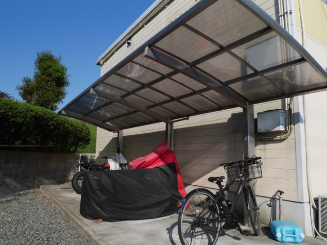 メゾンふじⅠのエントランス|屋根付きの駐輪場もご利用ください◎
