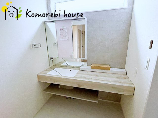 さいたま市北区大成町４丁目　新築一戸建て　ブルーミングガーデン　01の独立洗面台|朝の支度にも助かる、独立の洗髪洗面化粧台