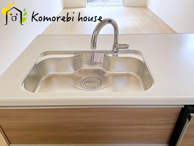 さいたま市北区大成町４丁目　新築一戸建て　ブルーミングガーデン　01のキッチン|コンパクトなキッチンで掃除もラクラク