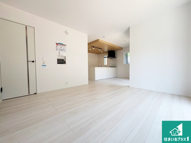 河内長野市小山田町　第1期　新築一戸建ての居間・リビング|シンプルなリビングは、観葉植物等のインテリアを楽しめますね！パパ好みにも、ママ好みにも家具次第で雰囲気を変えることができます！