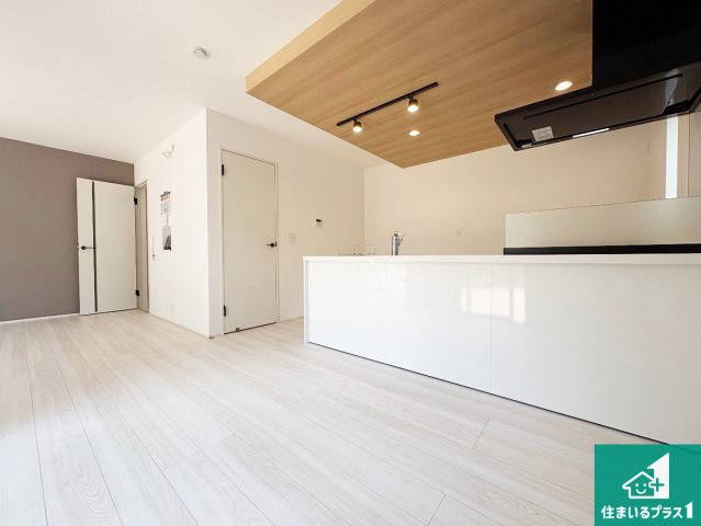 河内長野市小山田町　第1期　新築一戸建ての居間・リビング|日当たり良好の明るいリビングで朝の目覚めもスッキリできそう！対面キッチンでご家族のコミュニケーションも自然と増える設計！小さなお子様が遊ぶスペースを作っても広々とくつろげるLDK！