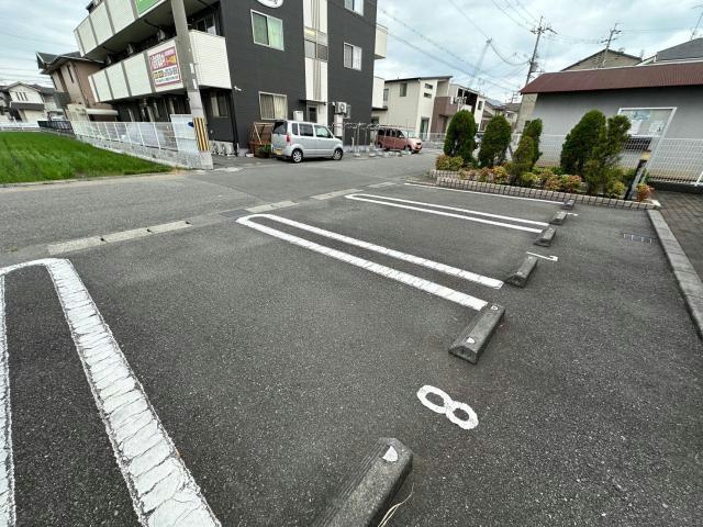 エレガンス・ヴィラBの駐車場