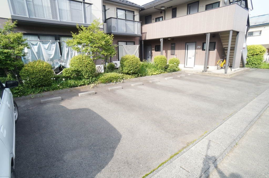 サンデール北山の駐車場