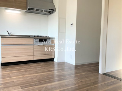 【居間・リビング】 | ノーブルスクエア新町 | 木目調のフローリングが心地良さを演出♪