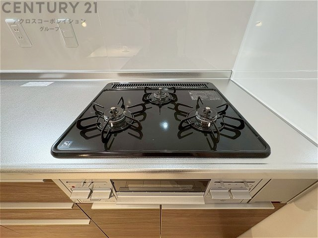 多数の調理器具を同時に使用でき、料理の効率化が可能。省エネで節約になり、様々な料理スタイルに適応できます。また、火力調整が独立しており、手入れや掃除もしやすく、今よりもっとお料理が楽しくなるかも。