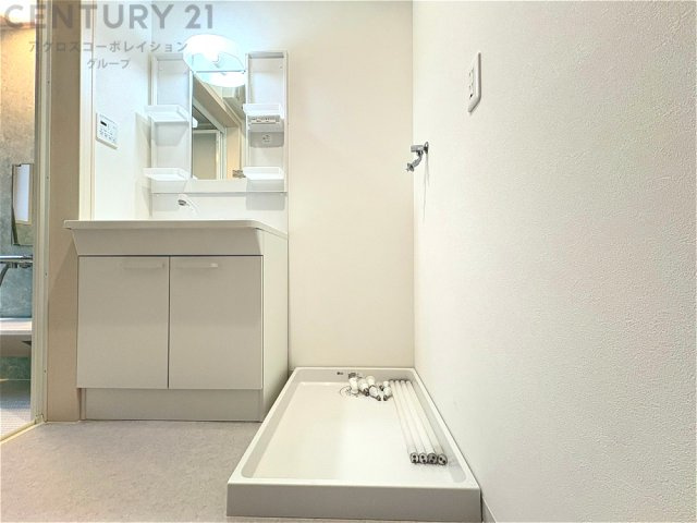 洗濯物の仕分け作業がしやすく、整理整頓が容易になります。洗濯音や湿気を他の部屋に持ち込まず、生活環境を快適に保ちます。上部を活用すれば収納スペースを確保でき洗剤や洗濯用品の整理もしやすくなります。
