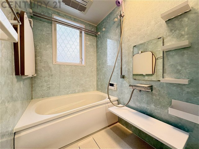 ユニットバスは省スペースでありながら、シンプルな設計と使いやすさを備え、簡便なメンテナンスが可能です。窓付きで換気にも便利です。またミラー・小物置き場もあり便利です。