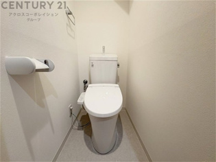 温水洗浄便座付トイレは温水洗浄機能により、暖かい水でおしりを洗浄することができ、冷たい水を使う従来の便座に比べ、温水洗浄機能で暖かいトイレを提供し、快適な使用を可能にします。