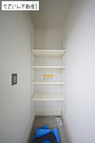 【玄関】 | LIGARE久喜市鷲宮 8期　新築住宅 | 靴や荷物がすっきり収まる収納付き。来客時も安心して迎えられる、整った印象の玄関です。
現地(2026年4月撮影)