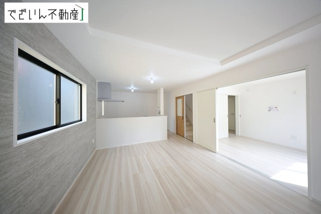 【居間・リビング】 | LIGARE久喜市鷲宮 8期　新築住宅 | 洋室と隣接したリビングは、遊び場にもお昼寝スペースにも。育児と家族時間が無理なく両立できる、優しい間取りです。
現地(2026年4月撮影)