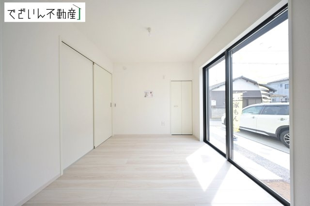 【洋室】 | LIGARE久喜市鷲宮 8期　新築住宅 | 各部屋に収納が充実しているから、片付けがラク。季節用品もすっきり収まり、生活感を隠せます。
現地(2026年4月撮影)