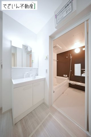 【独立洗面台】 | LIGARE久喜市鷲宮 8期　新築住宅 | 朝の支度も家族並んでスムーズに。洗面台の広さと収納力が、忙しい毎日を支えてくれます。
現地(2026年4月撮影)