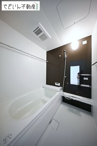 【浴室】 | LIGARE久喜市鷲宮 8期　新築住宅 | 清潔感のあるバスルームは、忙しい毎日の中でほっと一息つける場所。育児の合間に、心も体もリセットできる大切な時間が生まれます。
現地(2026年4月撮影)