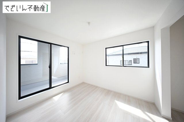 【洋室】 | LIGARE久喜市鷲宮 8期　新築住宅 | 夫婦の寝室としても使える落ち着いた居室。育児の合間にほっと一息つける、静かな時間を守ってくれます。
現地(2026年4月撮影)