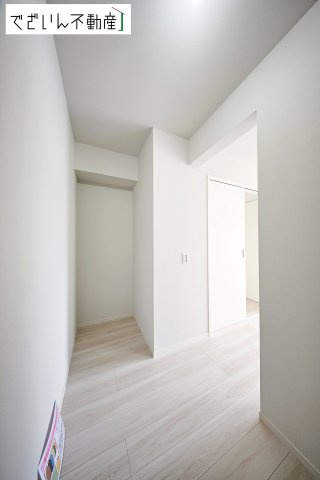 【収納】 | LIGARE久喜市鷲宮 8期　新築住宅 | 暮らし心地を大きく左右する収納を、適材適所に配置し使い勝手を考慮してあります。空間を余すところなく有効利用した収納は生活空間をより上質なものにしてくれるでしょう。
現地(2026年4月撮影)