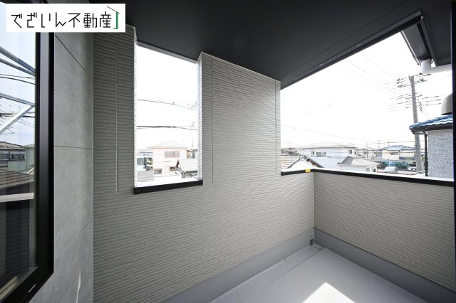 【バルコニー】 | LIGARE久喜市鷲宮 8期　新築住宅 | 植物を育てたり、椅子を置いて読書したり。暮らしにちょっとした豊かさを添える空間です。
現地(2026年4月撮影)