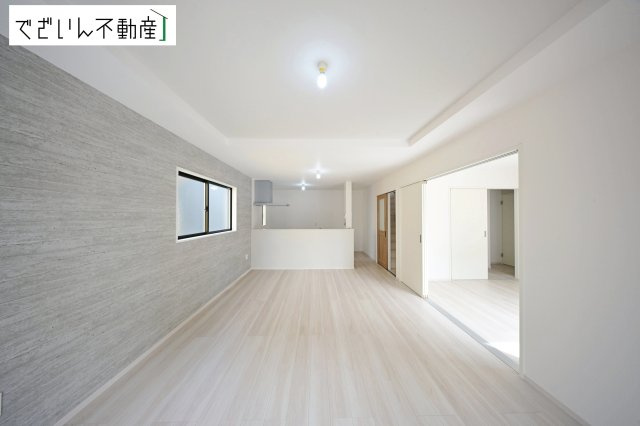 【居間・リビング】 | LIGARE久喜市鷲宮 8期　新築住宅 | 細部まで丁寧に仕上げられた内装が、日々の生活を豊かに彩ります。家族の思い出が増えていく場所に。
現地(2026年4月撮影)