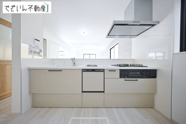【キッチン】 | LIGARE久喜市鷲宮 8期　新築住宅 | 共働きでも無理なく使える効率的なレイアウト。夕食の準備も、家族の会話を楽しみながら進められる、心地よいキッチンです。
現地(2026年4月撮影)